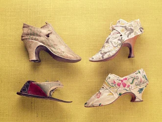 Paar bestickte Schuhe, c.1714
